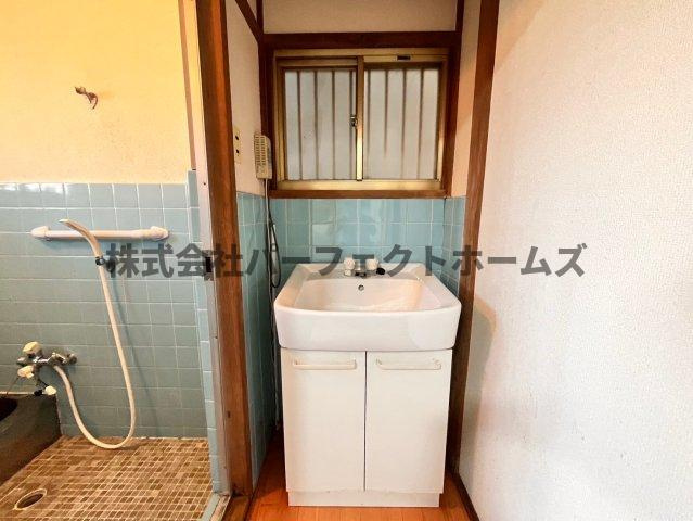 津田東町2丁目戸建　賃貸の洗面所|忙しい朝には欠かせない洗面所です