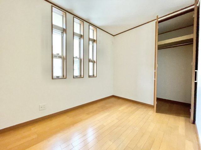 交野市神宮寺2丁目　中古一戸建ての洋室|明るい洋室です