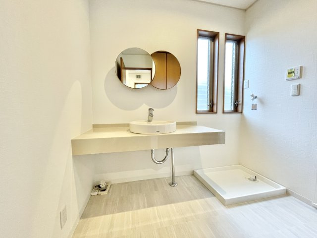 交野市神宮寺2丁目　中古一戸建ての独立洗面台|独立洗面台、朝の身支度には欠かせません