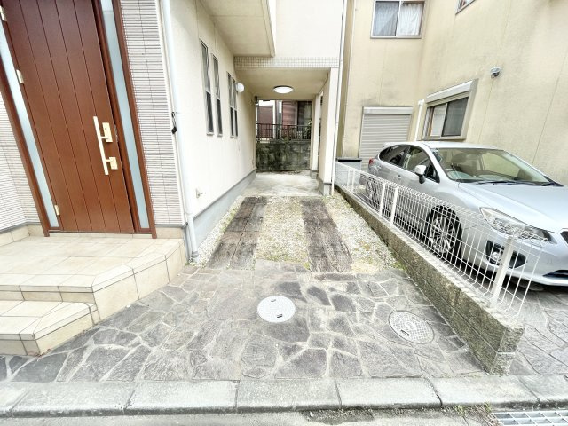 交野市神宮寺2丁目　中古一戸建ての駐車場|車をお持ちの方に嬉しい駐車場付きの物件です