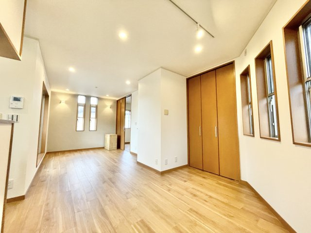 交野市神宮寺2丁目　中古一戸建ての居間・リビング|使いやすい居間です