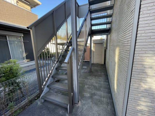 ベルクルールのバルコニー|共用階段