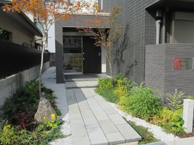 【エントランス】 | ShaMaison AsaNe | 植栽が映える落ちついた外観にマッチしたエントランス