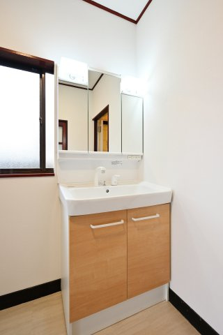 【独立洗面台】 | 桐生市川内町２丁目　平屋中古 | 三面鏡付きの洗面台