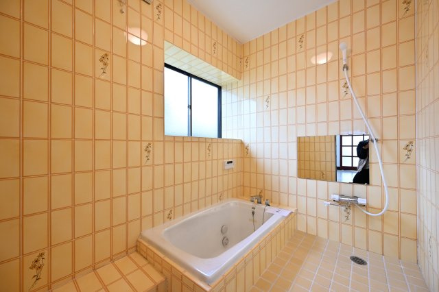 【浴室】 | 桐生市川内町２丁目　平屋中古 | 高級感のあるタイル張りの浴室