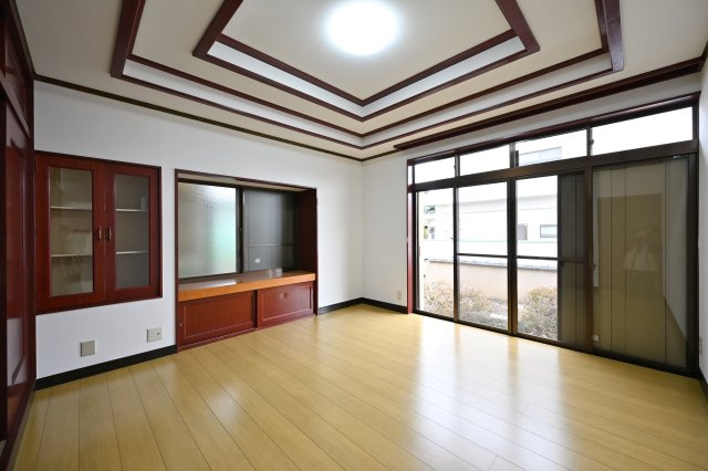 【洋室】 | 桐生市川内町２丁目　平屋中古 | 洋室は大型のソファやTVをおけるスペースがあります