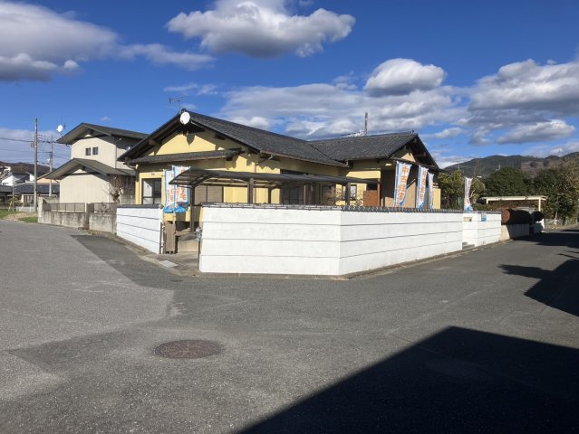 【前面道路含む現地写真】 | 桐生市川内町２丁目　平屋中古 | 東南角地の開放的な区画です