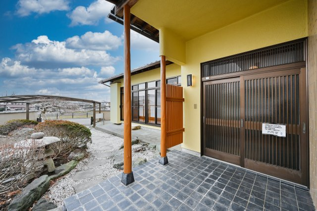 【玄関】 | 桐生市川内町２丁目　平屋中古 | 屋根付きの玄関はアプローチも広いです