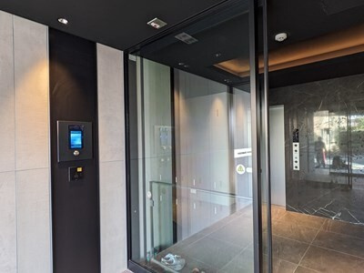 鷹番マンションのエントランス