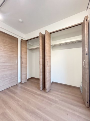 「防音マンション」ルミナス練馬の居間・リビング|洋室にはクローゼットも2箇所あり収納も豊富です