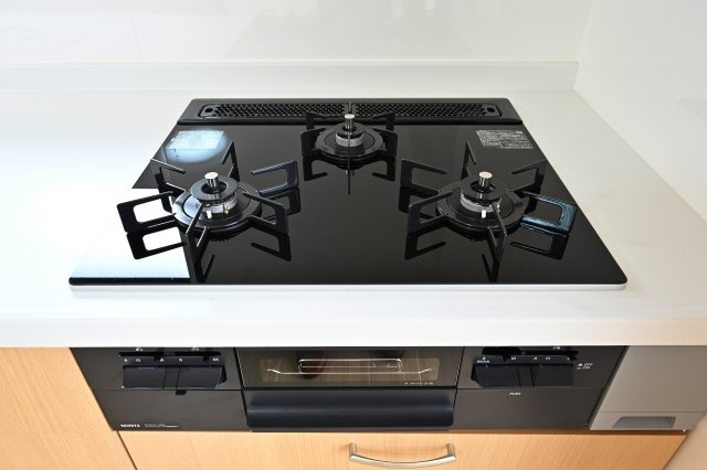 【キッチン】 | 桐生市天神町３丁目　平屋中古 | 三口コンロで家事効率アップ！