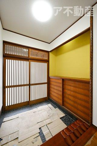 【玄関】 | 桐生市天神町３丁目　平屋中古 | 大型のシューズボックスがあるので、家族全員の靴をしっかり収納！玄関スッキリ！