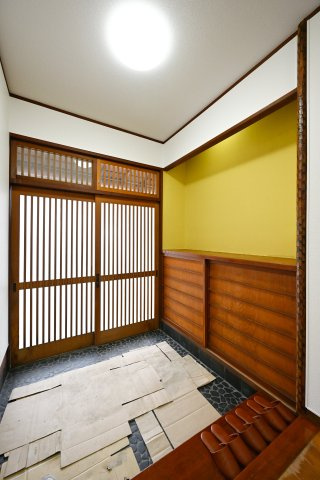 【玄関】 | 桐生市天神町３丁目　平屋中古 | 大型のシューズボックスがあるので、家族全員の靴をしっかり収納！玄関スッキリ！