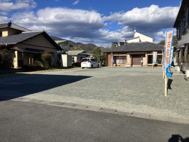 【前面道路含む現地写真】 | 桐生市天神町３丁目　平屋中古 | 敷地が広く車もたくさん置けます