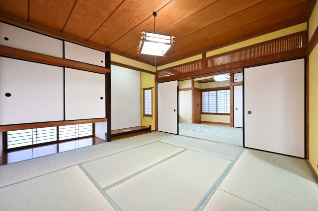【和室】 | 桐生市天神町３丁目　平屋中古 | 続き和室なのでふすまを開けるとひろびろ