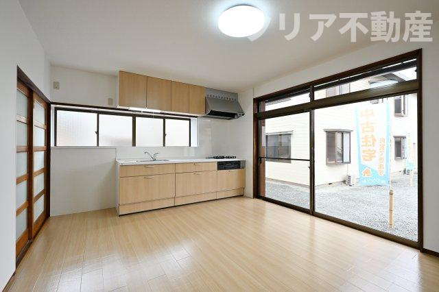 【居間・リビング】 | 桐生市天神町３丁目　平屋中古 | 大きな窓で日当たりのよいダイニング