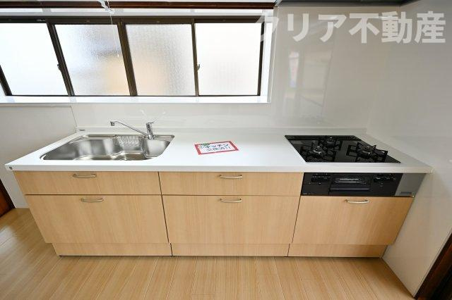 【キッチン】 | 桐生市天神町３丁目　平屋中古 | スライド収納付きシステムキッチン。パスタ鍋や圧力鍋の出し入れもスムーズ！
