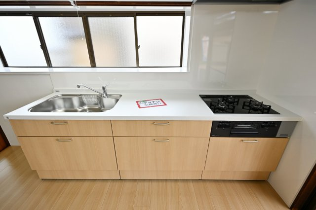 【キッチン】 | 桐生市天神町３丁目　平屋中古 | スライド収納付きシステムキッチン。パスタ鍋や圧力鍋の出し入れもスムーズ！