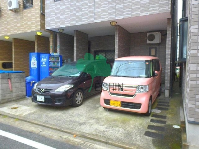 エレガンテ住吉3の駐車場