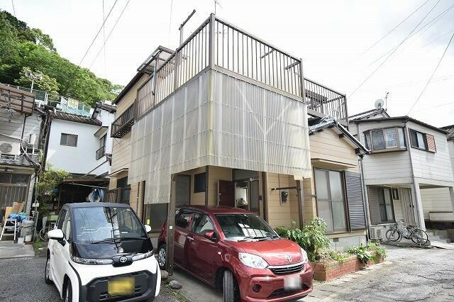 高知市北秦泉寺貸家の駐車場| 