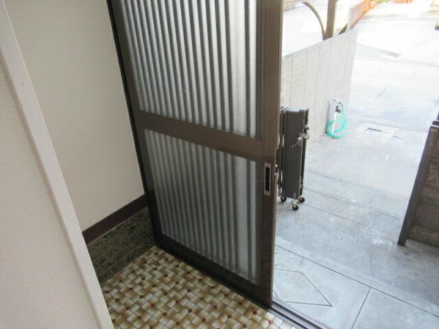 高知市一宮中町貸家の玄関| 