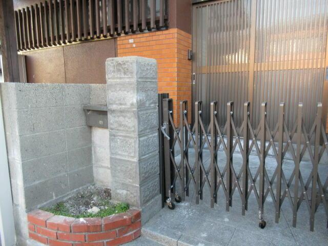 高知市一宮中町貸家のエントランス| 