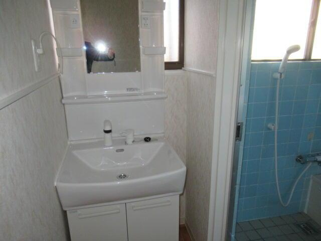 高知市一宮中町貸家の独立洗面台| 