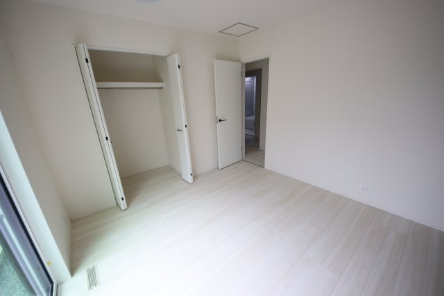 《仲介手数料無料》緑区道祖土４丁目28-1新築一戸建てリナージュの洋室|撮影日 2025年4月26日 14:25 曇り