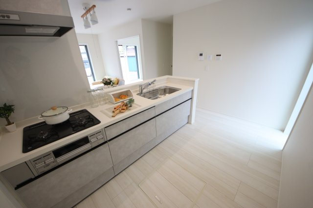 《仲介手数料無料》緑区道祖土４丁目28-1新築一戸建てリナージュのキッチン|撮影日 2025年4月26日 14:25 曇り