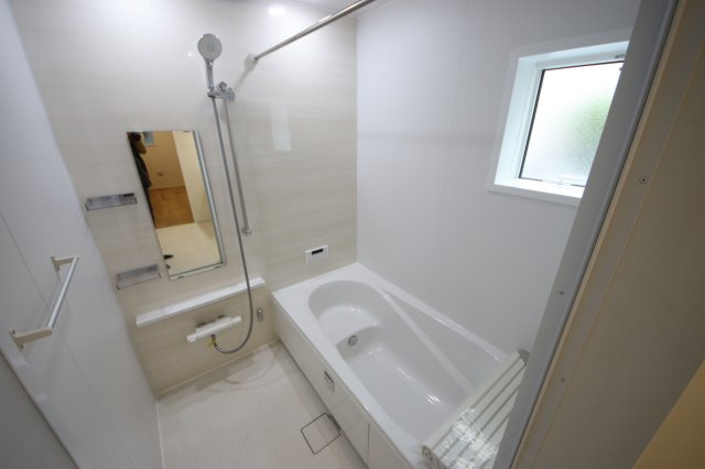《仲介手数料無料》緑区道祖土４丁目28-1(2号棟)新築一戸建てリナージュの浴室|撮影日 2025年4月26日 14:25 曇り