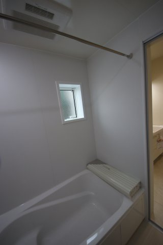 《仲介手数料無料》緑区道祖土４丁目28-1(2号棟)新築一戸建てリナージュの浴室|撮影日 2025年4月26日 14:25 曇り