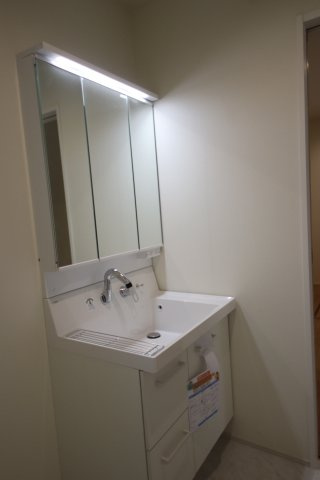 《仲介手数料無料》緑区道祖土４丁目28-1(2号棟)新築一戸建てリナージュの独立洗面台|撮影日 2025年4月26日 14:25 曇り