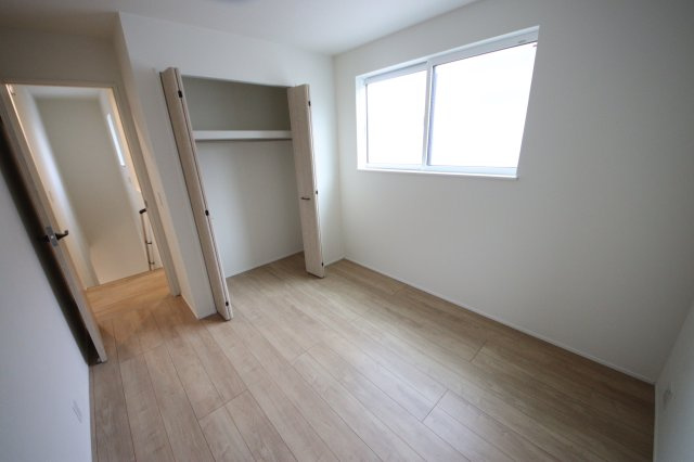 《仲介手数料無料》緑区道祖土４丁目28-1(2号棟)新築一戸建てリナージュの洋室|撮影日 2025年4月26日 14:25 曇り