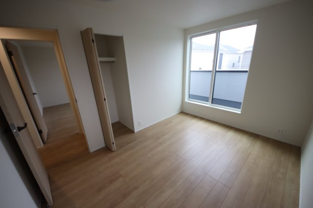 《仲介手数料無料》緑区道祖土４丁目28-1(2号棟)新築一戸建てリナージュの洋室|撮影日 2025年4月26日 14:25 曇り