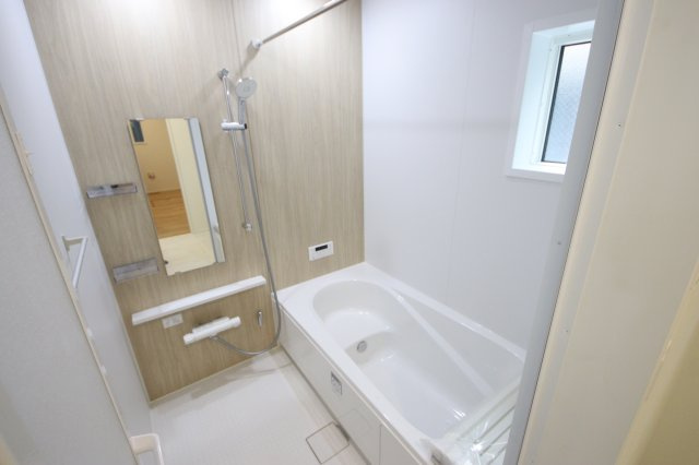 《仲介手数料無料》緑区道祖土４丁目28-1(5号棟)新築一戸建てリナージュの浴室|撮影日 2025年4月28日 14:30 曇り