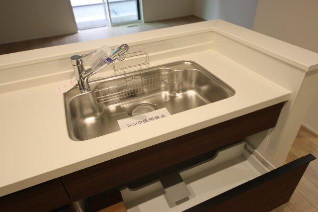 《仲介手数料無料》緑区道祖土４丁目28-1(5号棟)新築一戸建てリナージュのキッチン|撮影日 2025年4月28日 14:30 曇り