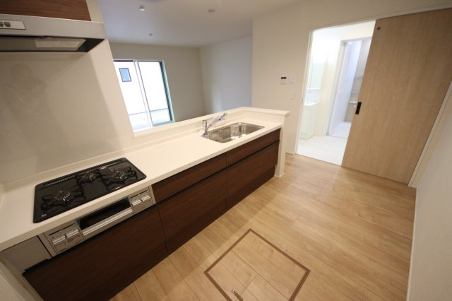 《仲介手数料無料》緑区道祖土４丁目28-1(5号棟)新築一戸建てリナージュのキッチン|撮影日 2025年4月28日 14:30 曇り