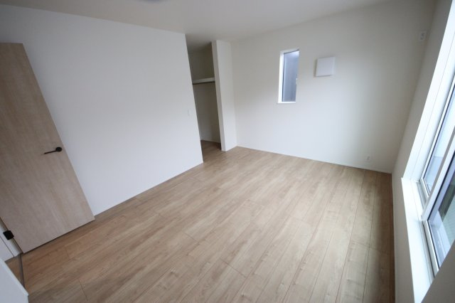 《仲介手数料無料》緑区道祖土４丁目28-1(5号棟)新築一戸建てリナージュの洋室|撮影日 2025年4月28日 14:30 曇り