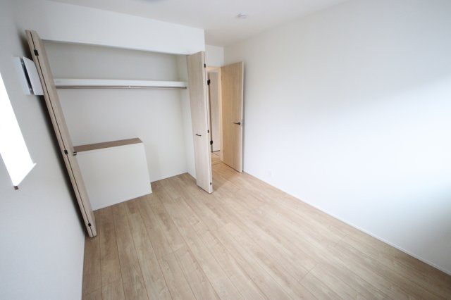 《仲介手数料無料》緑区道祖土４丁目28-1(5号棟)新築一戸建てリナージュの洋室|撮影日 2025年4月28日 14:30 曇り