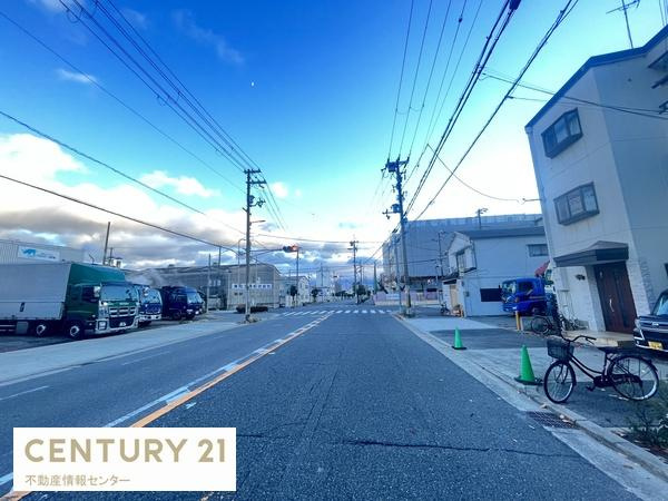 【前面道路含む現地写真】 | 鶴町３丁目　条件付き宅地 | 前面道路幅員20メートル