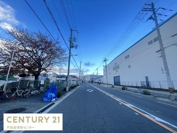 【前面道路含む現地写真】 | 鶴町３丁目　条件付き宅地 | 前面道路幅員20メートル