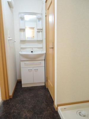 【洗面所】 | ノイ・ブローテＡ | 明るい洗面所です