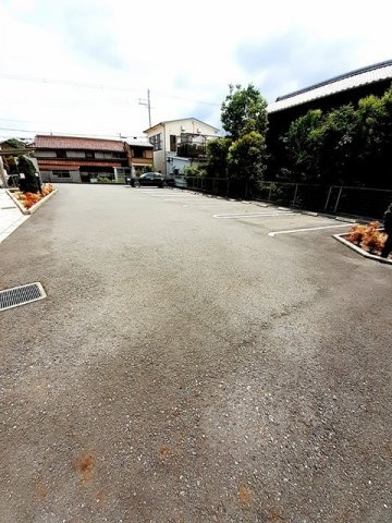 三木市加佐のアパートの駐車場