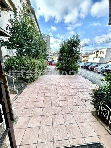 メゾン千里丘G棟のエントランス