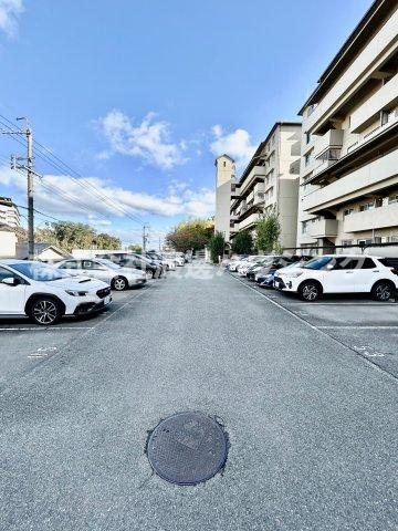 メゾン千里丘G棟の駐車場