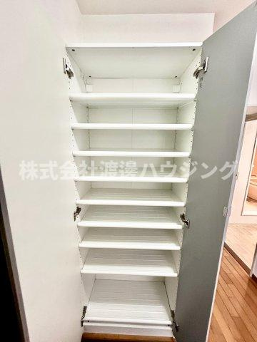 メゾン千里丘G棟の収納|天井高シューズBOX