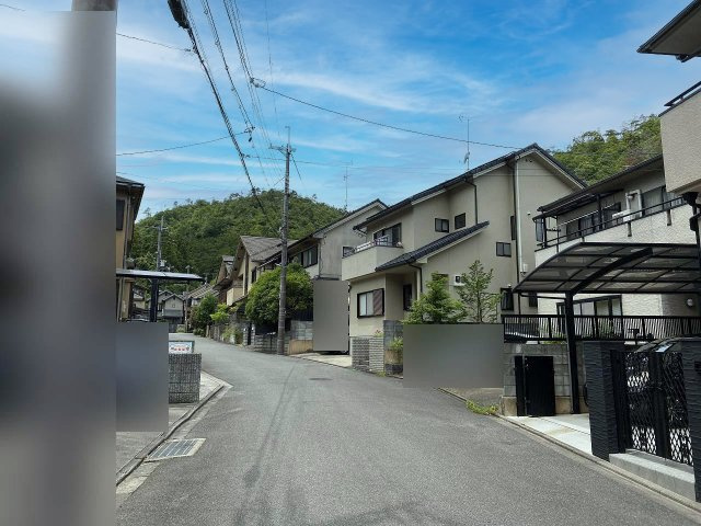 衣笠赤阪町中古戸建の前面道路含む現地写真