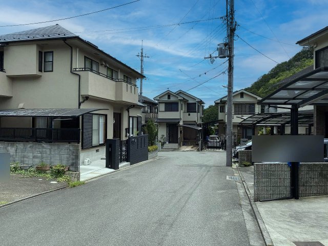 衣笠赤阪町中古戸建の前面道路含む現地写真