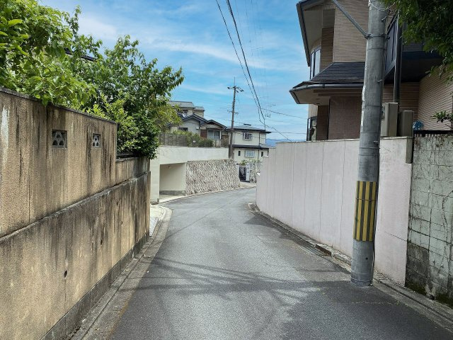 衣笠赤阪町中古戸建の前面道路含む現地写真