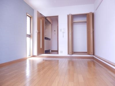 モントワ烏丸御池（旧今人館）の居間・リビング|横窓無